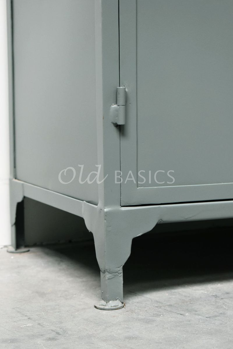 Detail van Apothekerskast Ilya Grand Lindegroen, groen, grijs, materiaal staal